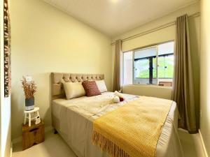 a bedroom with a bed with a teddy bear on it at Casa Completa com Piscina Churrasqueira Wi-Fi a 300m da Praia Acomoda 10 Pessoas, 3 Quartos com Ar-Condicionado in Penha +40 photos