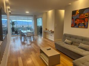 un salon avec un canapé et une table dans l'établissement Luxury and Relax at 8432 ft, à Cochabamba