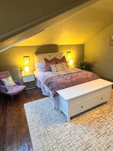 En eller flere senge i et værelse på Victorian Villa with Sea Views + 19 billeder