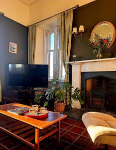 Et tv og/eller underholdning på Victorian Villa with Sea Views