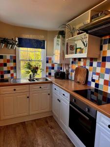 Køkken eller tekøkken på Victorian Villa with Sea Views