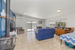 Телевизор и/или развлекательный центр в Lano Beach Shack