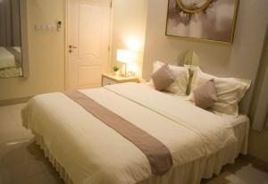 Postel nebo postele na pokoji v ubytování Al-Bayraha Hotel Apartments