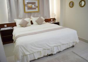 Postel nebo postele na pokoji v ubytování Al-Bayraha Hotel Apartments