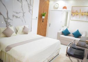Postel nebo postele na pokoji v ubytování Al-Bayraha Hotel Apartments