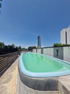 Monoambiente de diseño في كورينتس: حمام سباحة على سطح مبنى