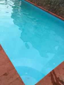 a swimming pool with blue water in it at Departamento sobre Costera, 1min La Quebrada, 3m playas y yates in Acapulco