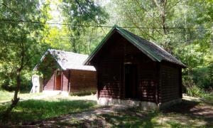 Chalets & Rooms Čarda Šebešfok في Bezdan: مبنى من الطوب صغير في وسط غابة