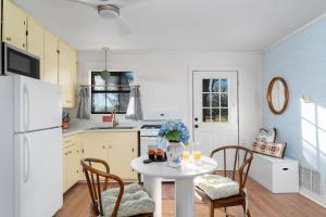 Η κουζίνα ή μικρή κουζίνα στο Cuvee Cottage Hot tub 290 Wine Trail