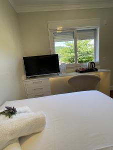 Dolce Vita في بورتو بيلو: غرفة بها مكتب مع تلفزيون وكمبيوتر