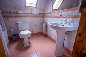 Un baño con lavabo blanco y inodoro. en Lady Florence Dixie, en Puerto Natales 49 fotos más