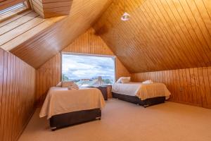 Habitación en el ático con 2 camas y ventana en Lady Florence Dixie, en Puerto Natales