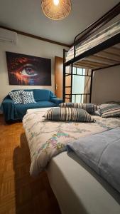 een slaapkamer met 2 stapelbedden bij Carolos‘ house in Kavala