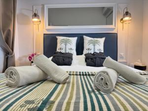 Una cama o camas en una habitación de Old town-Exceptional Apartment-in absolute calm