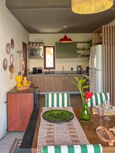 une cuisine avec une table en bois et une plaque de cuisson. dans l'établissement Zami 03 & 04, à Porto de Pedras 4 autres photos