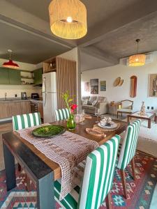 une cuisine et une salle à manger avec une table et des chaises dans l'établissement Zami 03 & 04, à Porto de Pedras