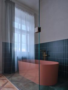 donebe hotel & wellness Kutná Hora في كوتنا هورا: حمام مع حوض استحمام ونافذة +12 صورة