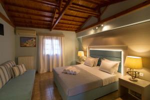 een slaapkamer met een groot bed en een raam bij Vicky Studios and Apartments in Skala Kallonis +34 foto's