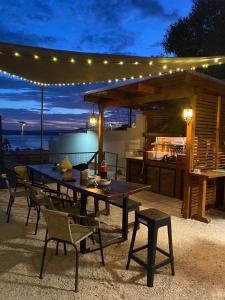 a patio with a table and chairs and a kitchen at Casa Tongoy Península in Coquimbo