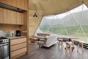 Permasalud Glamping : مطبخ وغرفة معيشة مع نافذة كبيرة