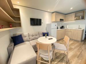 Kuchyň nebo kuchyňský kout v ubytování Maho Escape- with Pool and Gym, Lagoon view, walk to dinning, Maho Beach and Mullet Bay