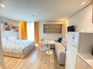 TV a/nebo společenská místnost v ubytování Maho Escape- with Pool and Gym, Lagoon view, walk to dinning, Maho Beach and Mullet Bay