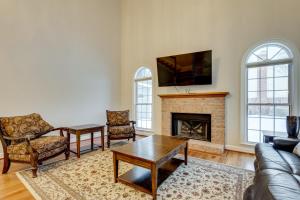 Χώρος καθιστικού στο 7 Mi to Dtwn Toledo Spacious Family Home!