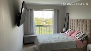 Кровать или кровати в номере Cozy apartment overlooking Parque de las Aguas