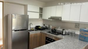 Кухня или мини-кухня в Cozy apartment overlooking Parque de las Aguas
