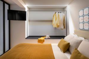 Кровать или кровати в номере Dimora Ai Leoni, Suite & Apartments +36 фотографий