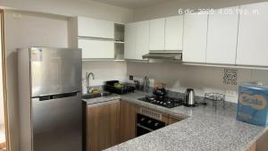 Кухня или мини-кухня в Cozy apartment overlooking Parque de las Aguas
