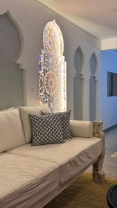 een woonkamer met een bank en een groot raam bij Malindi Modern 2BR Apartment in Malindi +13 foto's