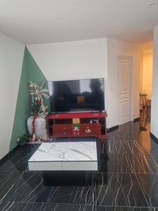 Μια τηλεόραση ή/και κέντρο ψυχαγωγίας στο Appart RDC spacieux