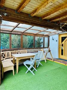 a screened in porch with a table and chairs at Apartment BERGfamilie - gemütlich ausgestattet, ruhig und familienfreundlich in Schliersee