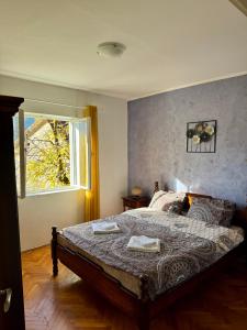 een slaapkamer met een bed met twee handdoeken erop bij Red House Apartment in Kotor