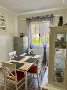 een keuken met een tafel en stoelen en een raam bij Red House Apartment in Kotor