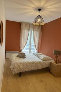 a bedroom with a bed and a window at Appartement deux pièces élégant avec Vue sur Parc - Plage & Centre-Ville à Pied in Cabourg