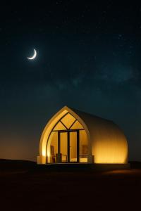 Arab desert camp في Al Raka: مبنى مقبب مع قمر في السماء