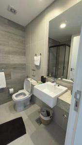 a bathroom with a white toilet and a sink at Refugio de lujo Piscina con Vistas panorámicas in Encarnación