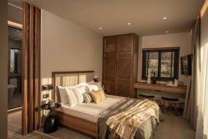 PrasásにあるBrand new Petra Luxuria Villa with private poolのベッドと机が置かれた寝室 +33枚の写真