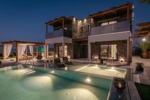 PrasásにあるBrand new Petra Luxuria Villa with private poolの正面にプールがある家