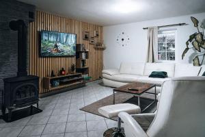 TV a/nebo společenská místnost v ubytování Chalupa Laura