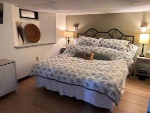 a bedroom with a large bed with pillows at Pet Friendly 2BR • King+Queen • Full Kitchen in Adamstown