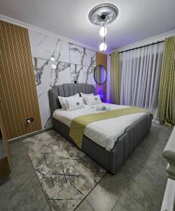 En eller flere senge i et værelse på Be Happy Homes Tsavo Fedha 522