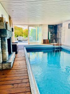 Bazén v ubytování Suite4you Erlen,Moderne Suite Bodenseenah, privater Indoorpool ganzjährig beheizt, Sauna, Parkplatz & WLAN nebo v jeho okolí