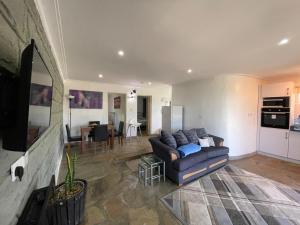 Una televisión o centro de entretenimiento en Homely Cottage Near Lake Naivasha, Elwai Visitor Centre