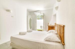 een witte slaapkamer met een groot bed in een kamer bij Casa Lina large central apartment, beach access in Kampos Paros