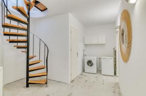 een trap in een witte kamer met een wasmachine bij Casa Lina large central apartment, beach access in Kampos Paros