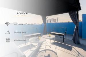 una habitación con dos mesas y un banco en ZIELO BRASIL Historic Center, en Ciudad de México 12 fotos más