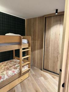 een slaapkamer met twee stapelbedden en een schuifdeur bij EUROPA Dúplex reformado en verano25 in Sierra Nevada